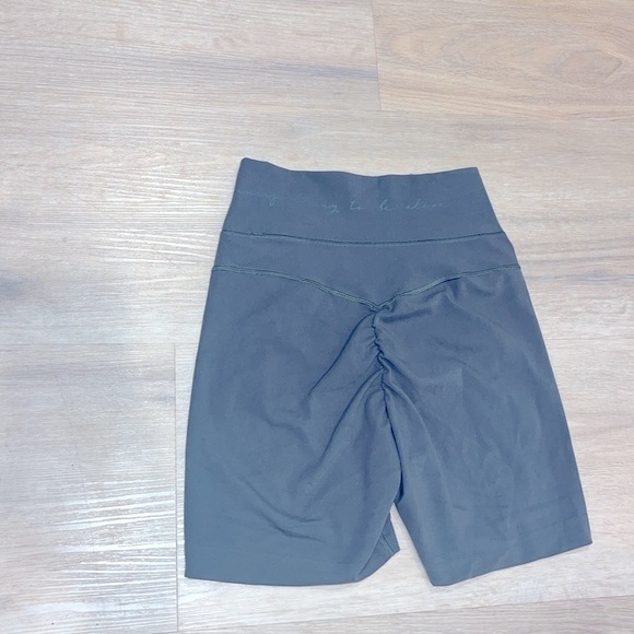 GYMSHARK WHITNEY
SIMMONS EUCALYPTUS GREEN
HIGH RISE HIGH WAISTED BIKER
SHORTS XS - Picture 7 of 16